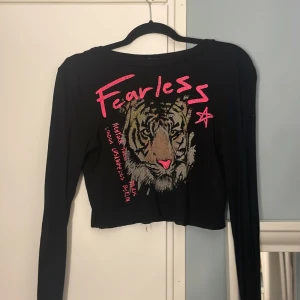 Långärmad tröja! - Långärmad tröja från Fashion Nova. Använd ett fåtal gånger, i bra skick! Köparen står för frakten