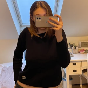 Mörkblå långärmad tröja - Skitsnygg mörkblå stickad tröja från BRIXTOL som kommer för sällan till användning! 🙏🏻