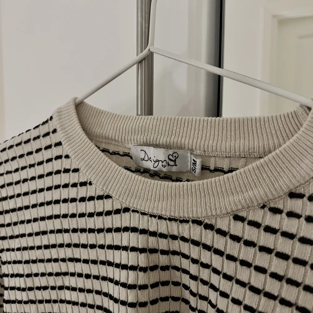 Säljer denna superfina tröja från Design by si, i bästa skick!  Den är endast andvänd fåtal gånger Buda från 150kr!!. Tröjor & Koftor.