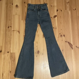 Bootcut flare jeans - Säljer dessa bootcut flare jeans. Köpta på Zalando från märket drdenim. Byxorna är i storlek XXS petite. Säljer pga att dom blivit för små. Köparen står för frakt. Betala genom Swish. Kontakta mig vid frågor eller fler bilder!💕