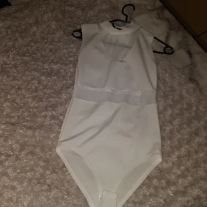 Elegant body - Säljer en fin body endast provad i stl XS för 50:- köparen står för frakten.