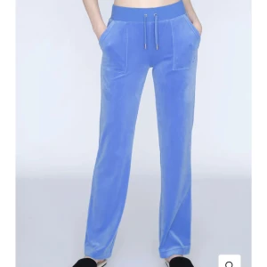 Juicy couture byxor - Blå äkta juicy byxor. Köpte i somras använda några fåtal gånger tycker inte färgen passar på mig därav har jag knappt använt dom. Storlek XXS Skriv pm för mer bilder eller frågor/bud