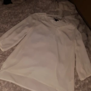 Blus - Säljer en vit fin blus i stl 34 för 100:- köparen står för frakten 