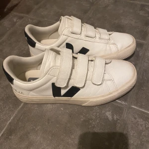 Veja skor - Jättefina veja skor. Använda men i bra skick. Lite smutsiga men tvättas såklart innan jag skickar. Köpta för 1595kr säljs för 850kr plus frakt.