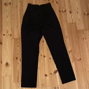 High waist kostymbyxor  - Jag säljer dessa High waist kostymbyxor från NA-KD i storlek 32. Jag säljer dom  för att dom inte används längre men dom är i bra skick. Köparen står för frakt. Betala via Swish. Kontakta mig vid frågor eller fler bilder!💕