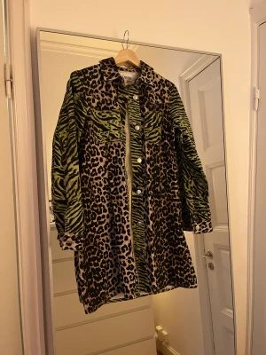 Ganni klänning - Superfin GANNI klänning i denim leopardmönster. Jag älskar den men använder inte tillräckligt :(