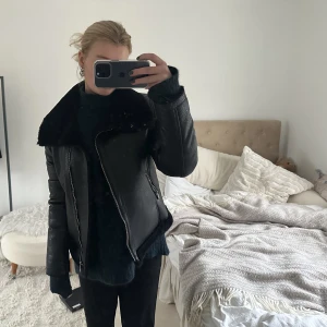 Jacka - Så fin och skön jacka med ”fakepäls”! Pris kan diskuteras 