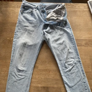Levis 501 - Väldigt sköna jeans men dom är förstora. Dom är använda men i fint skick! 