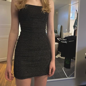 Svart glitter klänning - En jättefin svart glitter klänning från princess polly i storlek 36. Endast använd 1 gång.  Originalpris 800 kr  🥰 Pris kan diskuteras , köparen står för frakt 