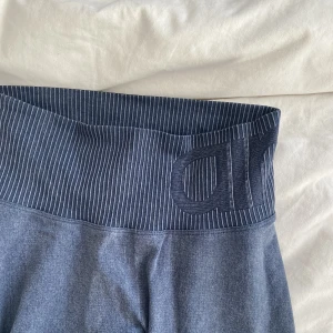 Aimn träningstights - Säljer dessa blå ribbade träningtightsen från Aimn då de ej använts, använd och tvättad en gång. Jag är 165cm och bär storlek S. SÄLJER MATCHANDE TOPP. -se min profil. Köp av helt set: 200kr Om du har övriga frågor är det bara att hmu! 