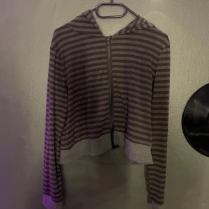 Croppad zipup - Ganska tunt material men väldigt skön. Använd fåtal gånger, hittar ingen lapp men passar ungefär S-L