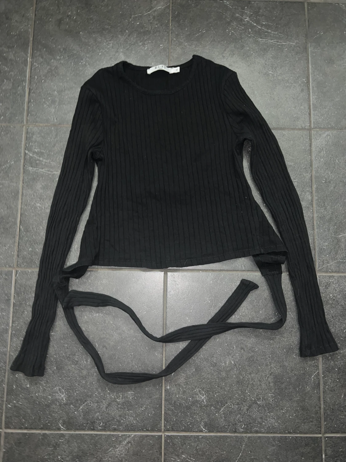 Svart topp med öppen rygg