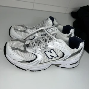 New balance 530 - Välvårdade! Skavanker syns på bild 2/3. Inget man egentligen tänker på tycker jag. Annars väldigt vita! Storlek 39 och 2/3 (jag har 39). Köpta på asos.