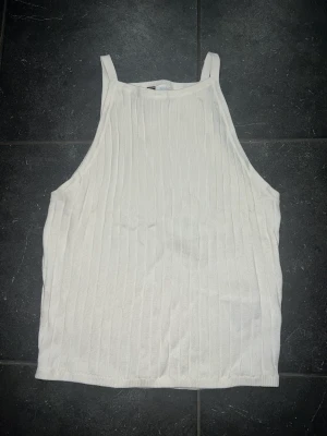 H&M linne - Säljer ett vitt linne från H&M i storlek s, pris 100kr