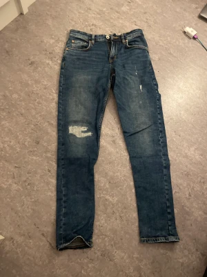 Jeans med slitningar  - Fåtal använda 