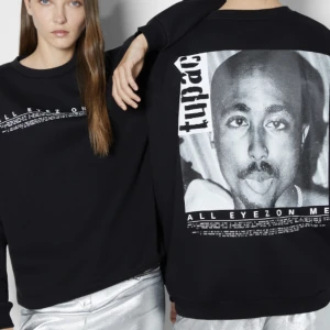 Tupac/ 2pac hoodie  - Säljer denna hoodie då den inte kommer till användning. 💕 använd fåtal gånger så den är i fint skick. Storlek s men Sitter Oversize på mig som brukar ha xs  så mer som M