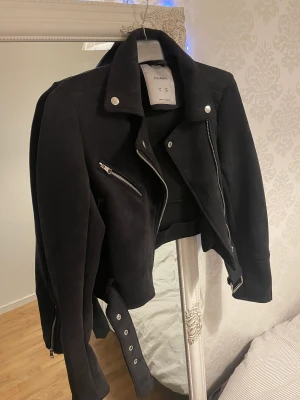 Mockajacka - Säljer en endast testad jacka från Pull and bear. Jättefin jacka och mycket bra skick! 