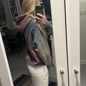 Hoodie - En snygg hoodie från weekday. Sparsamt använd. Storlek S men passar M också då den är lite oversized. Tvättar innan jag postar