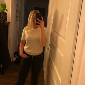 Stickad t-shirt - En jättefin skön stickad t-shirt från zara. Då den endast är använd en gång är den precis som nyskick. 