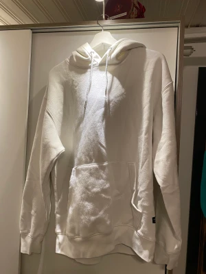 Hoodie  - Vit hoodie från Jack and Jones i storlek L, vill bli av med så fort som möjligt så pris går att diskutera, köparen står för frakt