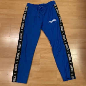 Hoodrich byxor  - Byxorna är nya, bara provade. Dom säljs pga felköp (storlek).  