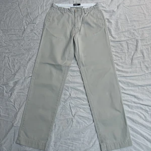 Ralph lauren chinos - Ljusa chinos från polo Ralph lauren, köpta från en second hand, jag har använt dem fåtal gånger så skicket är bra. 