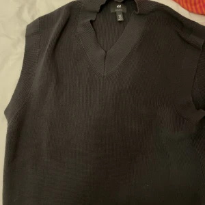 Mörk blå stickad sweater vest - Köpte i somras men han inte använda så mycket. Väldigt skön dock! Säljer för den passar inte riktigt min stil längre😢😢