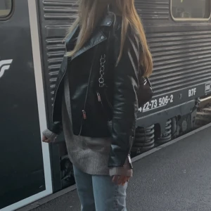 Skinnjacka  - Skinnjacka från H&M storlek S, fint skick!