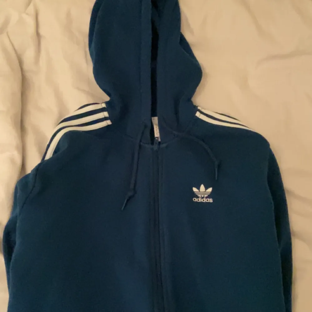 Adidas Zip hoodie  Färg: Mörkblå Knappt använd Storlek S  Säljer pågrund av att den är för liten . Hoodies.