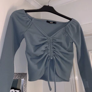 Tröja Bik Bok - Säljer nu denna jätte fina tröja då den inte är i min stil, tröjan är i st xs men sitter perfekt som en s, bandet går att dra in så du kan justera hur du vill ha den, skriv vid intresse eller om du har några frågor!💗💗