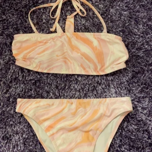 Bikini  - Säljer denna söta bikini med avtagbara band💞 Aldrig använd så i mycket fint skick. 