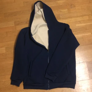 Blå zip - Helt ny marin blå zip med fleece insida, väldigt skön och varm men var för stor för mig. Baggy fit