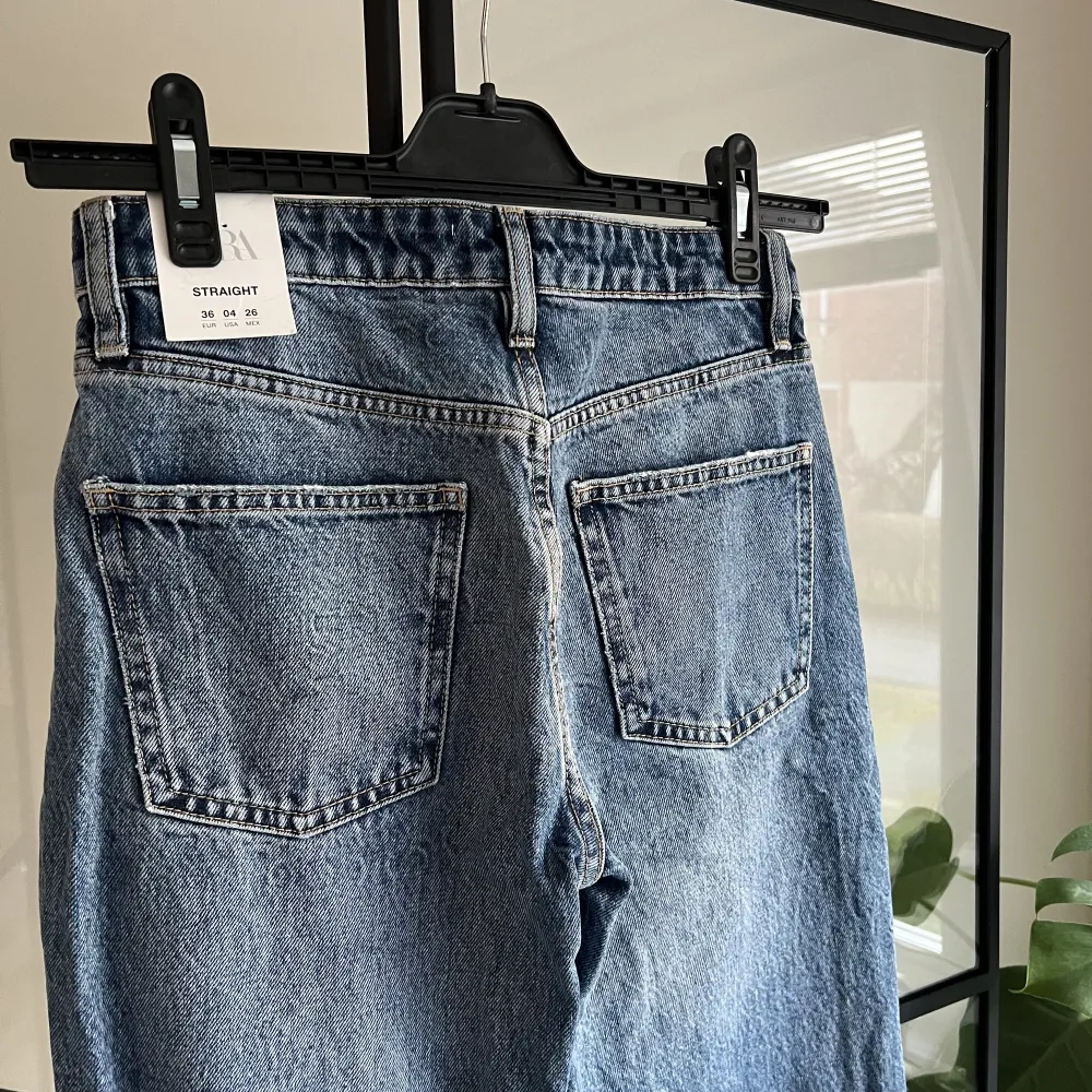 Säljer dessa Mid/Low Waist Jeans i storlek 36 från Zara som inte säljs/finns på hemsidan längre. Jeansen är oanvända med prislapp och är nytt skick!. Jeans & Byxor.