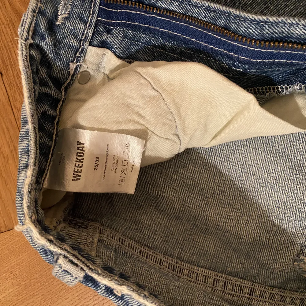 Snygga blåa jeans från weekday. Passar i längden på mig som är 165cm lång. Skriv i meddelande om du är sugen på att köpa fler av jeansen jag lagt upp så kan vi diskutera ett billigare pris.. Jeans & Byxor.