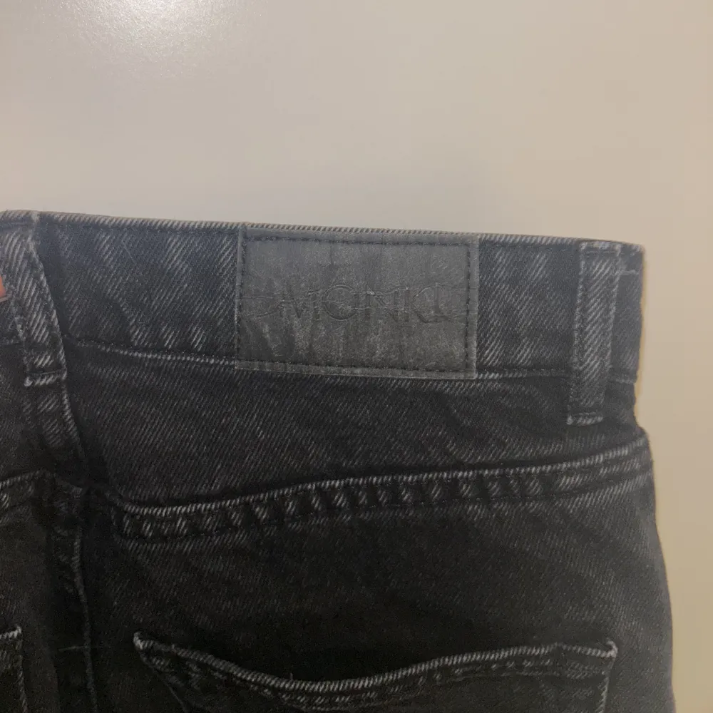 Säljer ett par svarta vida jeans från Monki! De är i storlek 27 och är använda men i fint skick:). Jeans & Byxor.