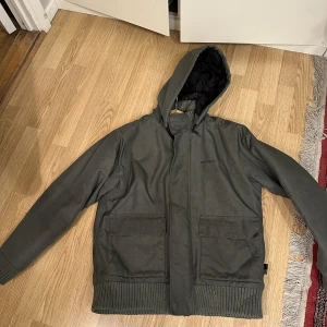 Vintage Carhartt Jacka 90s - En rare carhartt jacka från 90-talet med en luva som går att plocka väck.