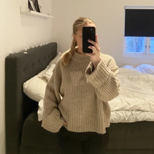 Stickad tröja - En super fin och skön beige stickad tröja från gina tricot som används fåtal gånger! Storlek L (sitter som S/M) 🤎