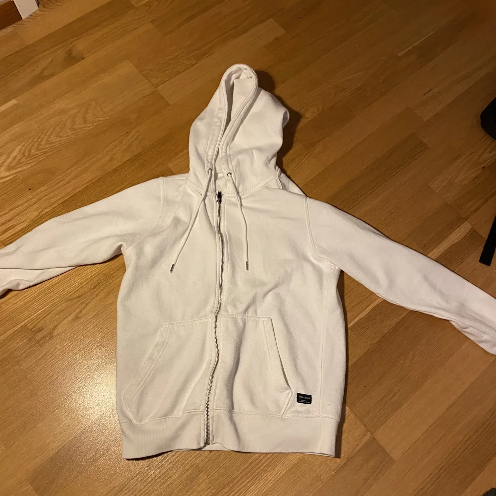 Vit zip hoodie från Jack and Jones som är använd ett tiotal gånger men ej använd på länge. Pris går att diskutera 🤝. Hoodies.