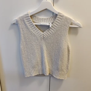 Väst v-neck  - Stickad beige/gräddvit väst från Weekday använd 1 gång.