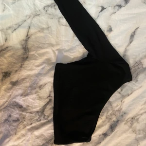 One shoulder topp - Topp från shein, adrig använd då armen är lite för kort för mig. Storlek M men passar även S. 