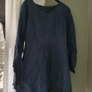 Klänning, Gudrun Sjödén - Jeansblå klänning med broderade blommor från Gudrun Sjödén Aldrig använd