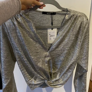 Bikbok tröja  - Säljer denna fina glittriga tröja från bikbok, aldrig använd!  