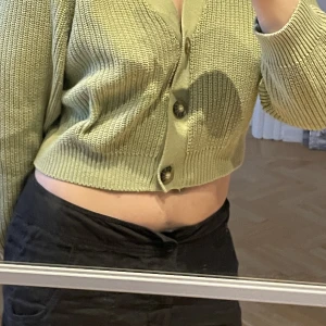 Kofta/tröja - Gullig tröja/kofta från Monki. Säljare då den är för liten på mig så egentligen ska den inte vara riktigt så kort:) 