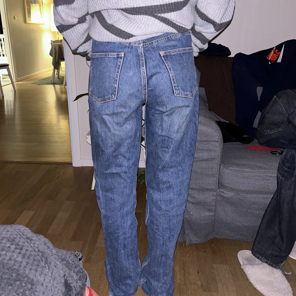 Mörkblåa jeans från Zara. Insydda i midjan, men det syns knappt utanpå. Storlek 38/S. Jeans & Byxor.