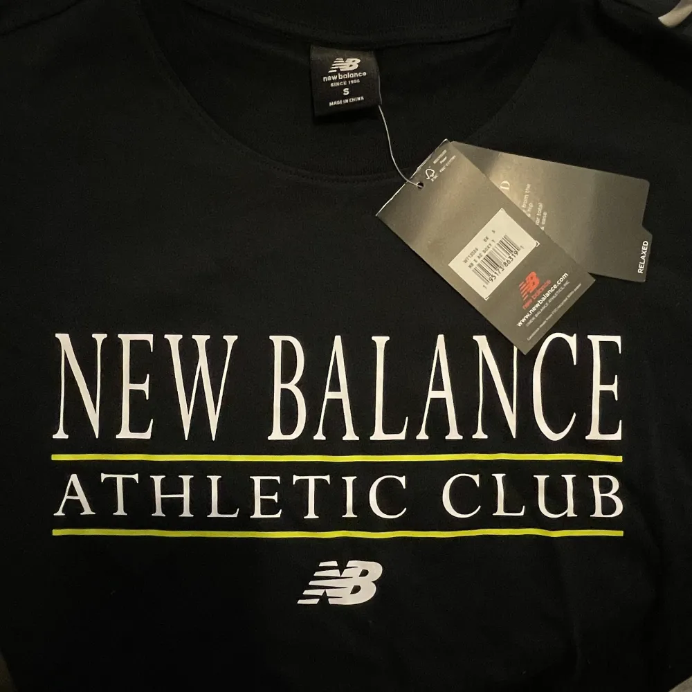 Croppad t-shirt från New Balance i en boxig och lite oversize modell. Aldrig använd och tagsen sitter kvar. T-shirts.