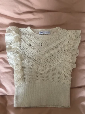 Pointelle topp, zara - !!FRAKTEN KOSTAR 65 kr och den är inte spårbar!! Fin stickad pointelle topp från zara i beige färg. Utmärkt skick, nästan aldrig använd