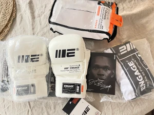 MMA handskar W.I.P engage - HELT NYA handskar från engageind.com (prislapp kvar).  Super fina, Adesnaya använder (därav får man med Att och en hälsning från honom).  Säljer pga att de var för stora och det kostar för mycket att skicka tillbaka. Jag betalade tull på 260 kr + frakt 12