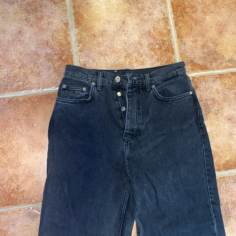 Svart tvättade jeans från A-dsgn. Aldrig använda så dom är i nyskick. Säljes pågrund av att dom är förstora. Jeans & Byxor.