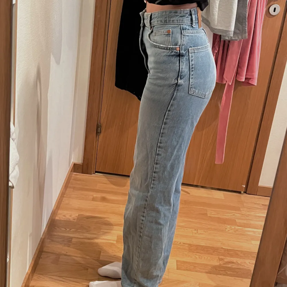 LJUSET I MITT RUM ÄR JÄTTE DÅLIGT! Så byxorna ser ut som på bilden från H&M! Säljer dessa byxorna för tycke dom sitter för tajt runt höfterna. Men super snygga jeans i storlek 32🥰 jag är 1,74 cm! . Jeans & Byxor.
