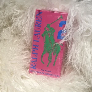 Ralph Lauren Parfym  - Säljer nu denna nya & oöppnade Ralph Lauren parfymen. Detta är min tredje flaska! Parfymen doftar super gott, topp noterna är väldigt fruktiga och söta. Den perfekta vardags parfymen! Ny priset för 50ml är 540kr, säljes nu för endast 250kr + frakt.